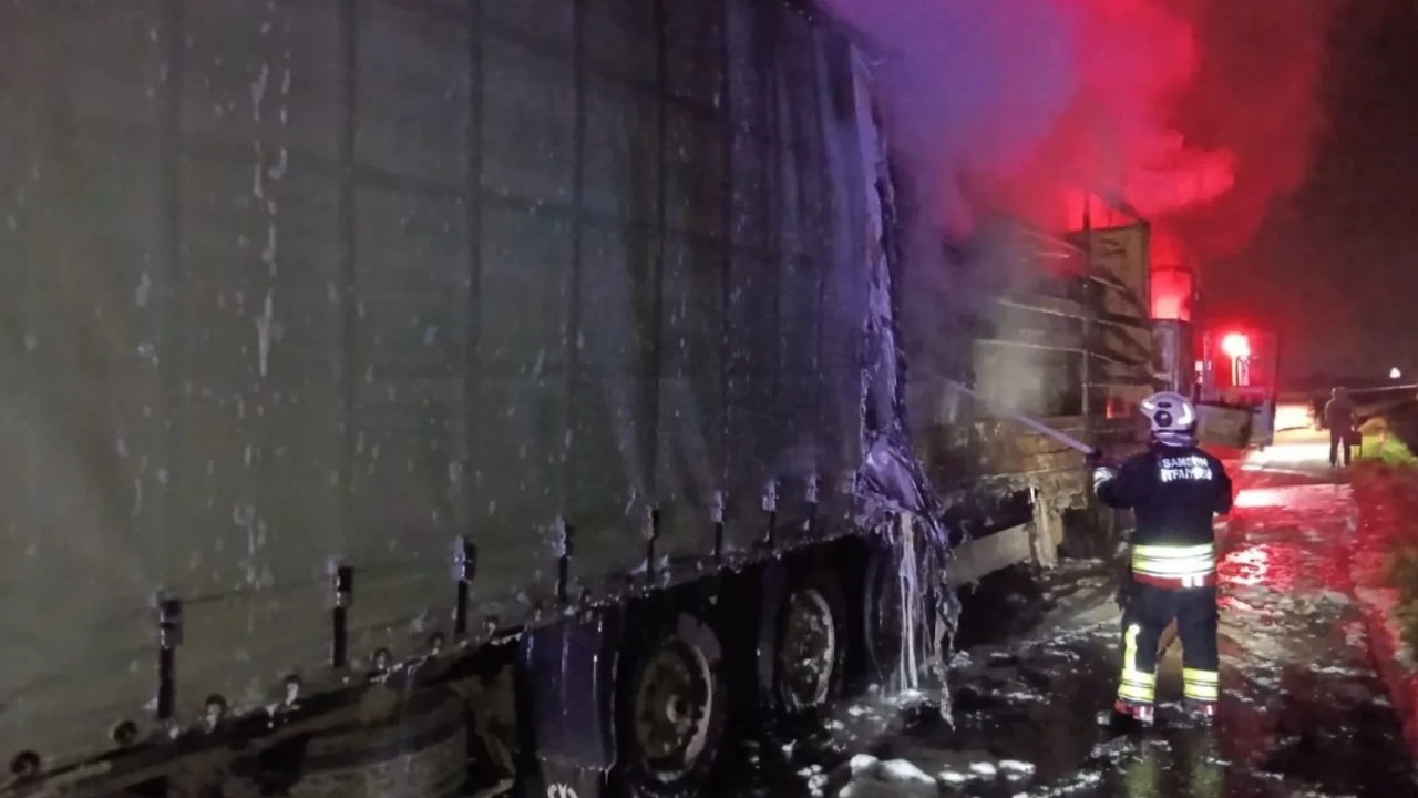 Samsun-Ankara kara yolunda dehşet! Ahşap yüklü tır alev topuna döndü: Trafik Tamamen durma noktasına geldi!