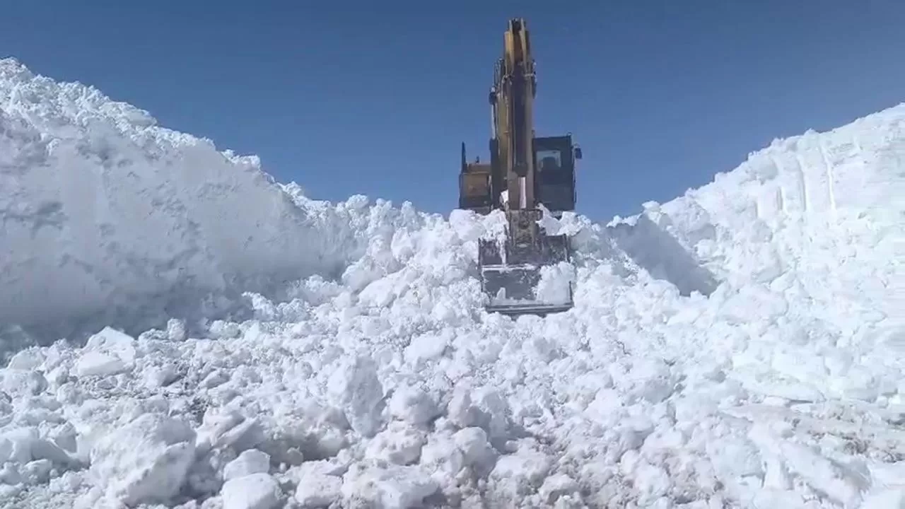 Mayıs öncesi şaşırtan manzara! Kar kalınlığı 7 metreyi buldu