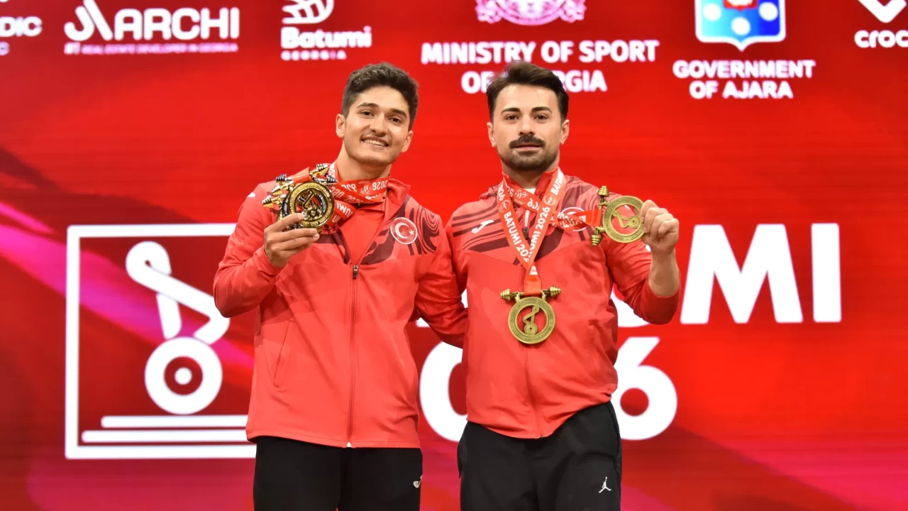 Zirve Türk’ün! Milli halterci Muhammed Furkan Özbek Avrupa şampiyonu oldu!