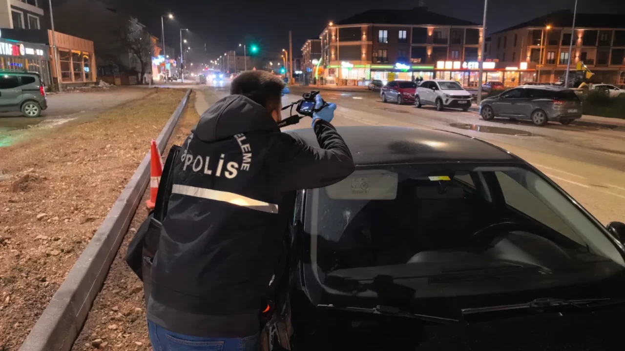 İnegöl’de yorgun mermi paniği! Seyir halindeki otomobilin tavanını deldi geçti