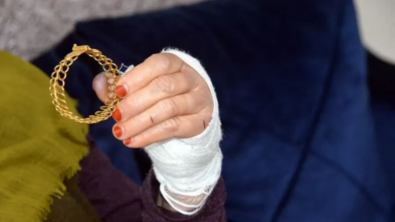 'Kefen param için canımdan oluyordum!' Kapıyı açtığı komşusu boğazına bıçak dayadı