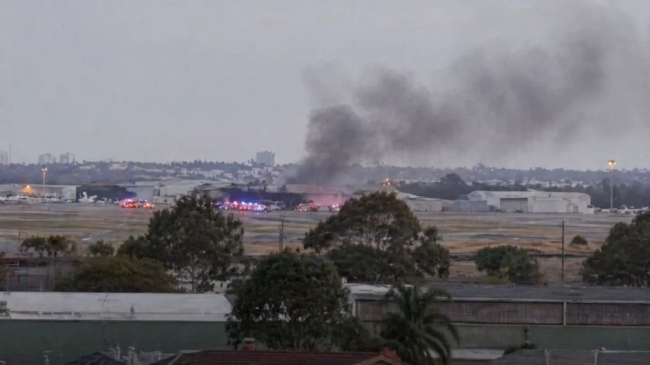 Havalimanında dehşet! Hafif uçak hangara çarptı, alev topuna döndü: Ölü ve yaralılar var