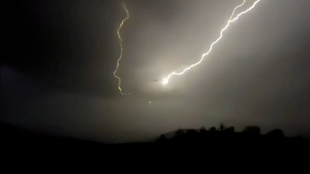 Şimşekler geceyi gündüze çevirdi