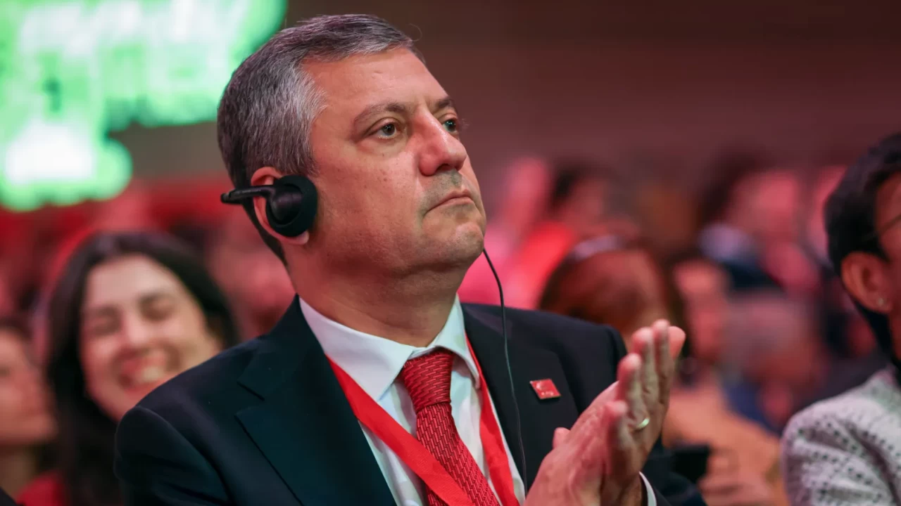 CHP'de isyan: Özgür Özel'in aracını, belediye bütçesiyle Özkan Yalım dizayn ettirdi ve genel başkan hâlâ o arabaya biniyor!