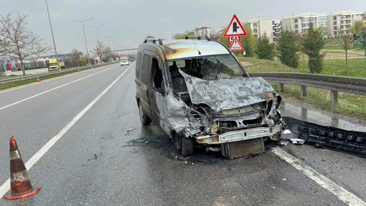 Eskişehir-Bursa yolunda feci kaza! Sürücü alev alan araçtan son anda çıkarıldı