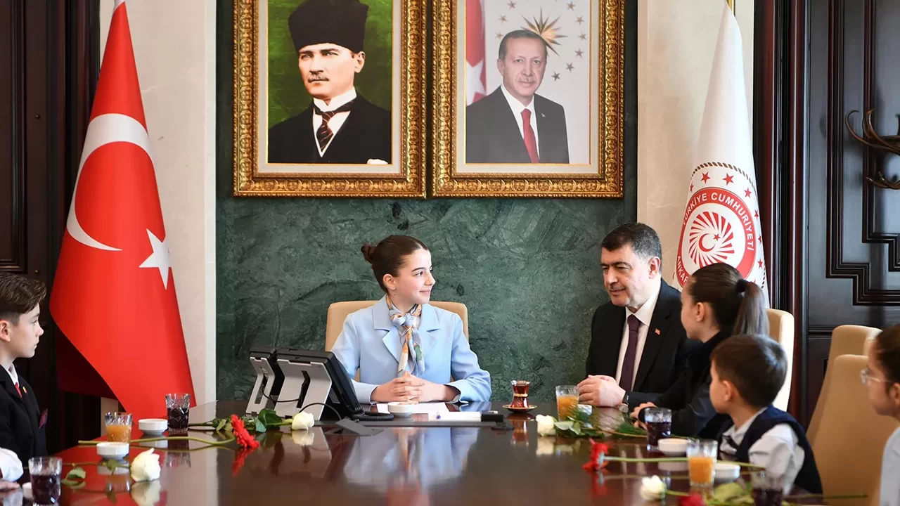 Ankara Valisi Şahin koltuğunu 5. sınıf öğrencisi Serra'ya devretti