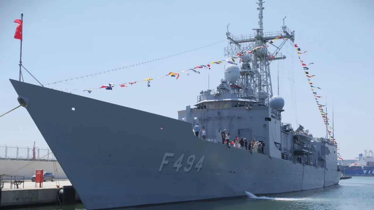 TCG Gökçeada 23 Nisan için demirledi: Mersin’de bayram coşkusu limana taşındı