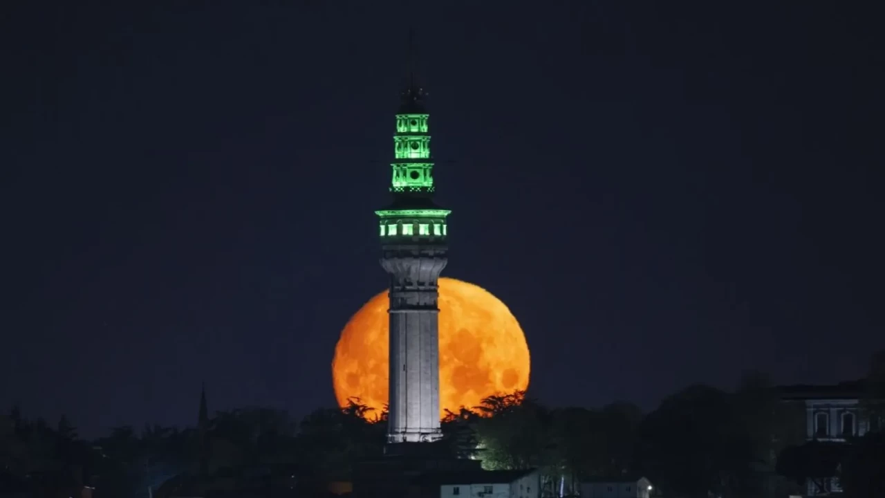 İstanbul'da büyüleyici gece! Görenler telefonuna sarıldı