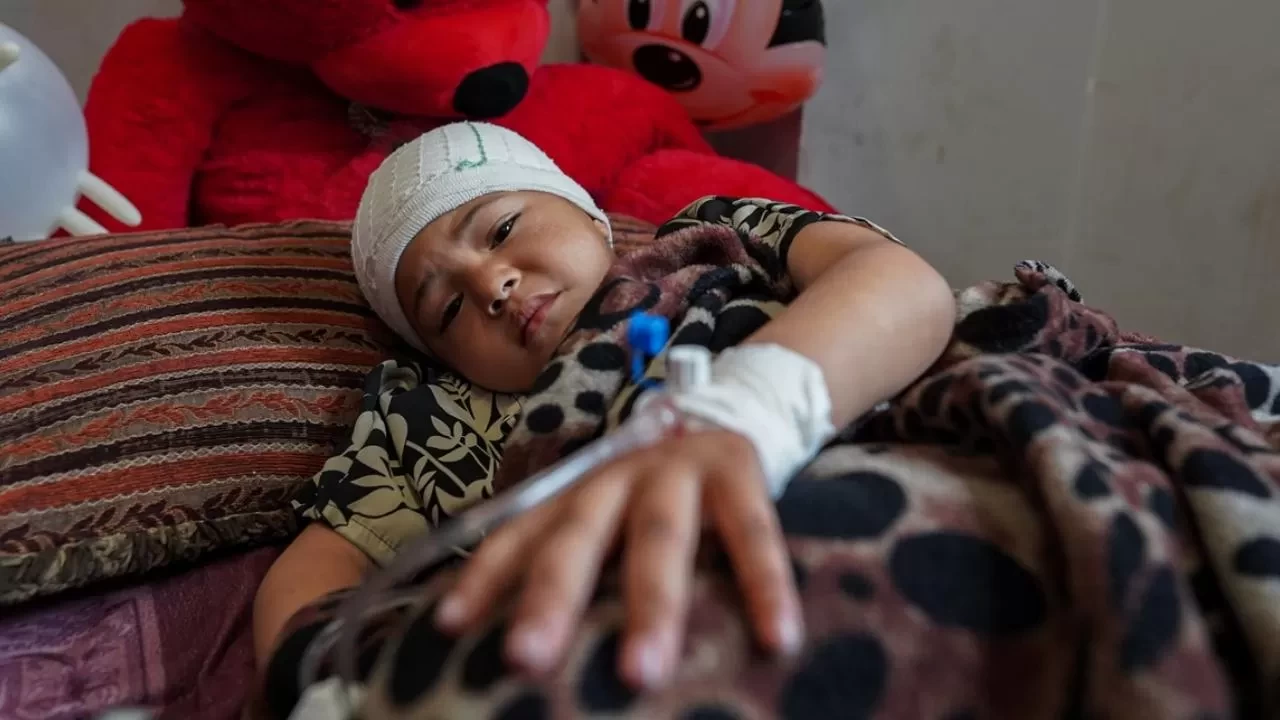 Gazze’de okul saldırısı: 5 yaşındaki çocuk kısmi felç geçirdi