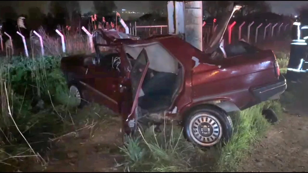 Kütahya'da korkunç kaza: Beton direğe çarpan aracın sürüsü hayatını kaybetti!