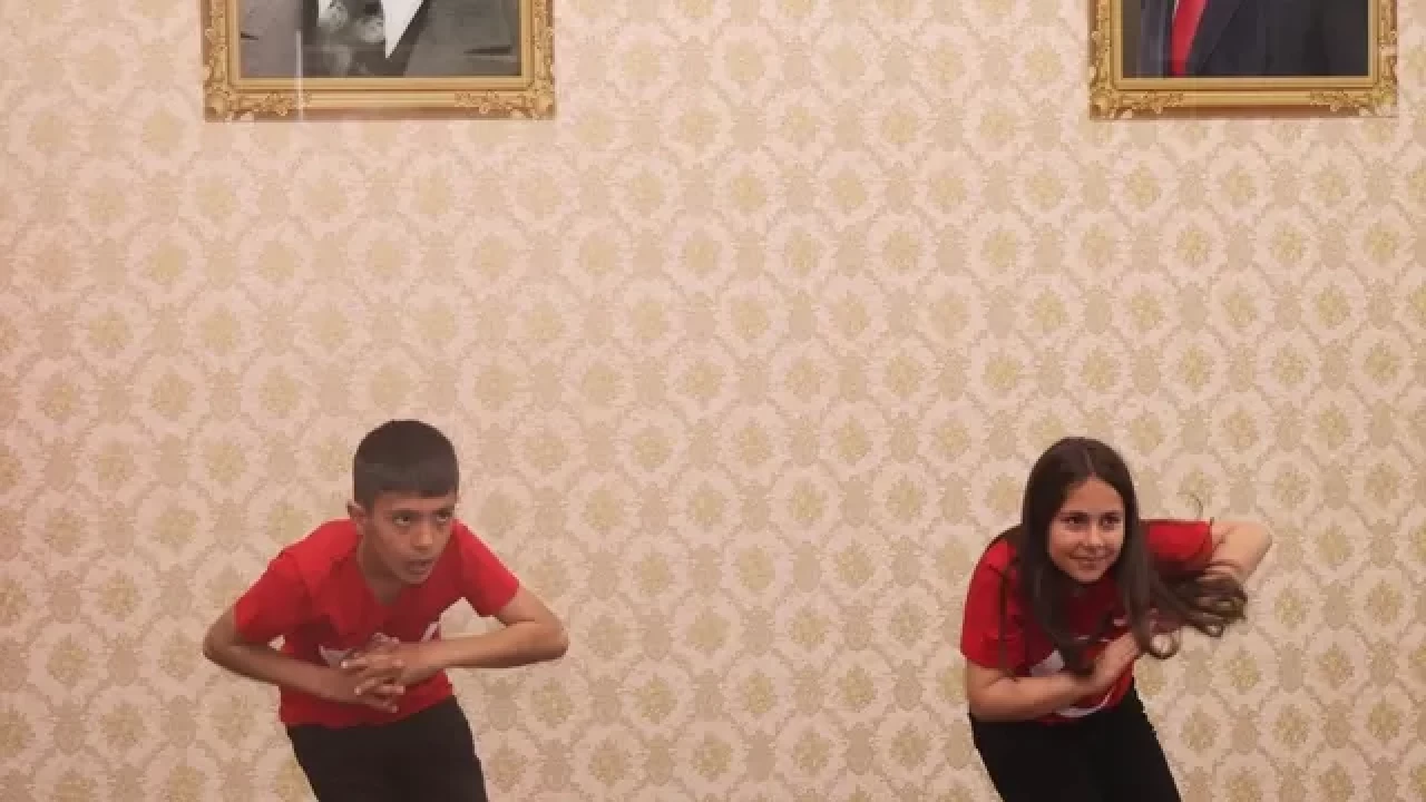 Rektörlükte 'Kartal Dansı' rüzgarı: Miniklerin gösterisi beğeni topladı