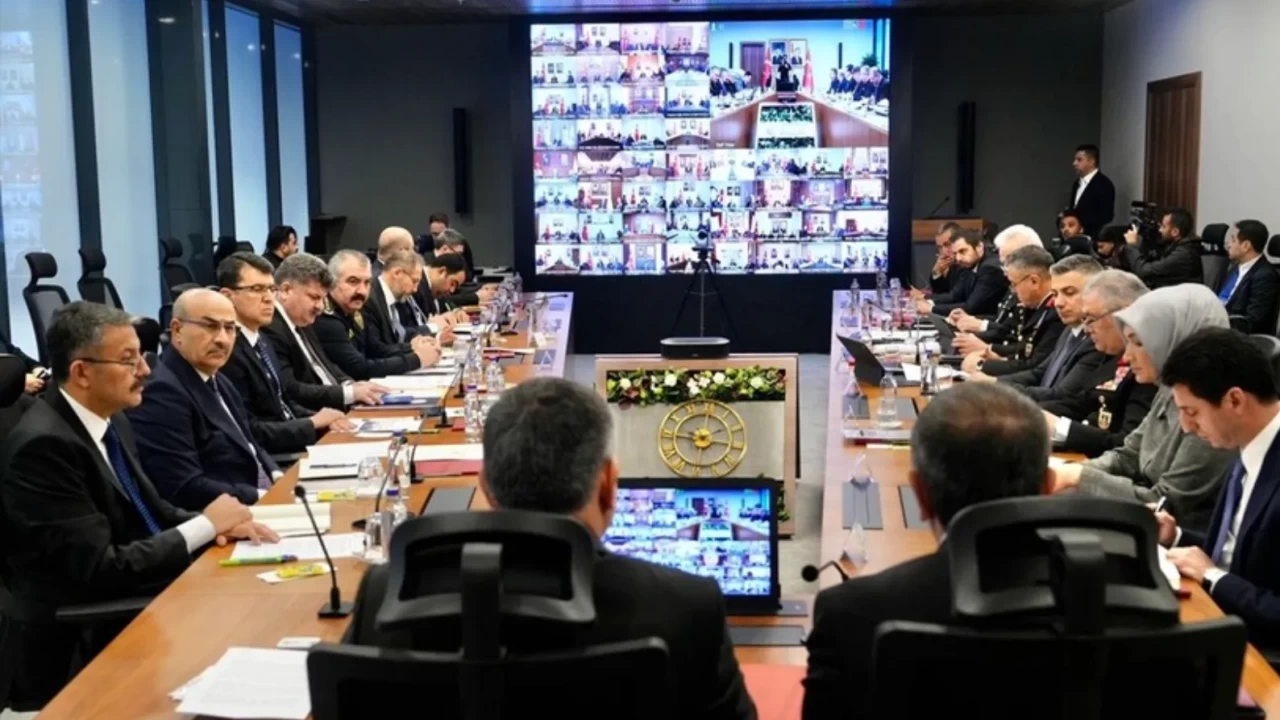 OKUL ÖNLERİNE  ÇELİK ZIRH  ÖNLEMİ! İçişleri Bakanlığı açıkladı: En az iki polis görev başında! Okul güvenliği toplantısında alınan kararlar: X-Ray, dedektör ve dijital takip geliyor!