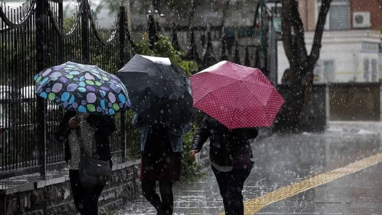 Hava durumu bir anda değişiyor! Meteoroloji’den o iller için sağanak ve gök gürültüsü uyarısı: Şemsiyeleri hazırlayın!