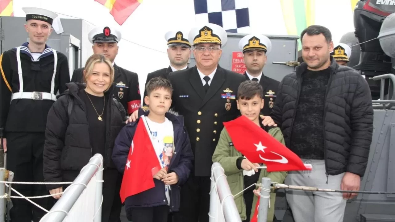 TCG Tayfun ve TCSG-15 ziyarete açıldı! Vatandaşlardan askeri gemilere yoğun ilgi