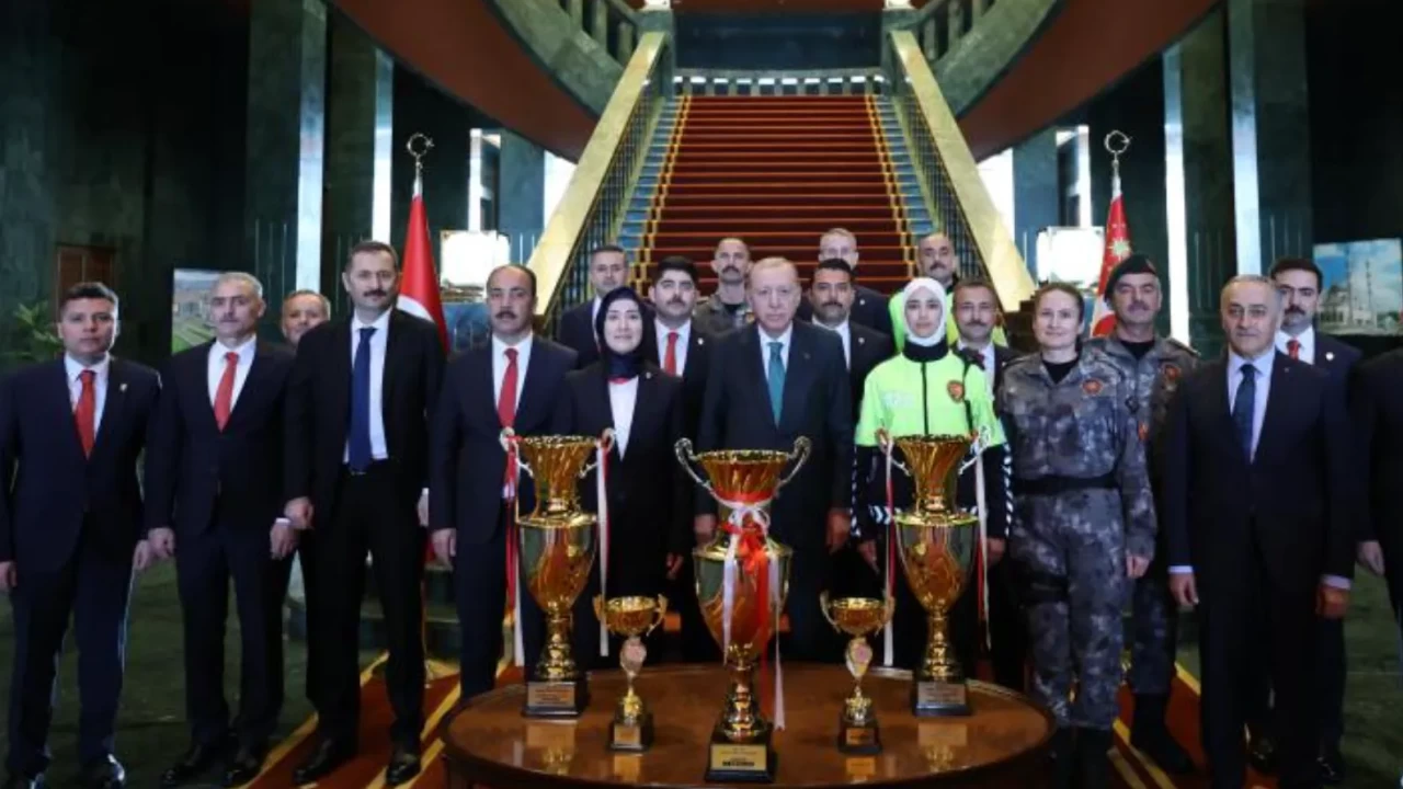 Cumhurbaşkanı Erdoğan, Koruma Hizmetleri Genel Müdürlüğü personeli karşıladı: Türk Polis Teşkilatı 181 yaşında!