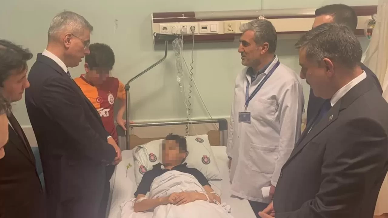 Bakanlardan yaralı öğrencilere ziyaret
