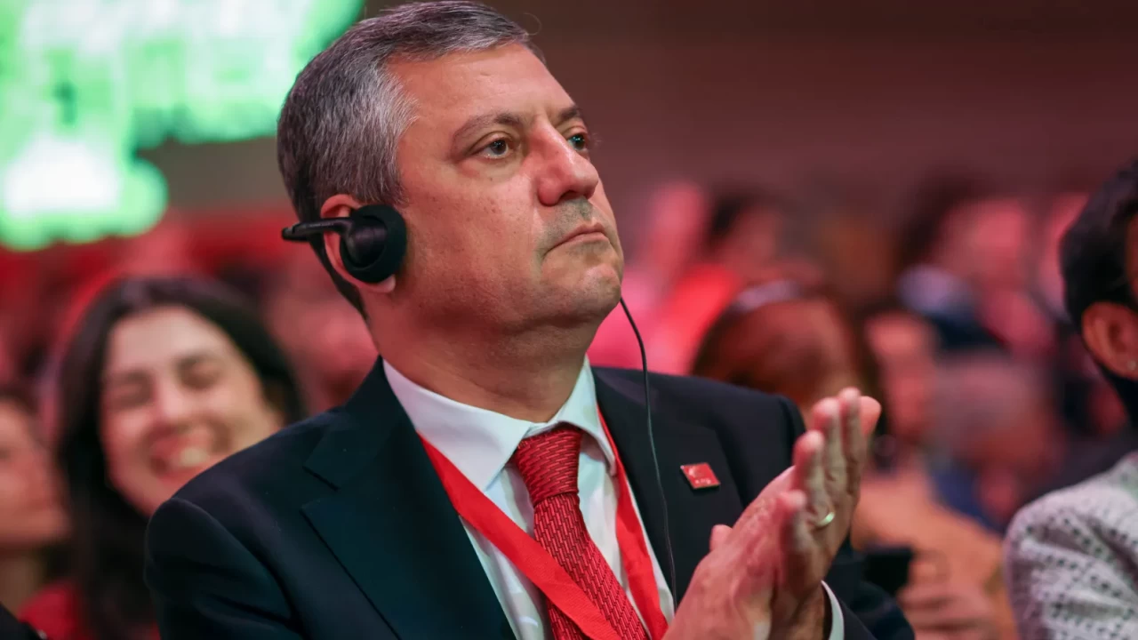 İspanya'da Batı'ya yalvaran Özgür Özel, belediye bütçesiyle sevgililerini gezdiren başkanını anlatmadı, Türkiye'yi şikâyet etti.