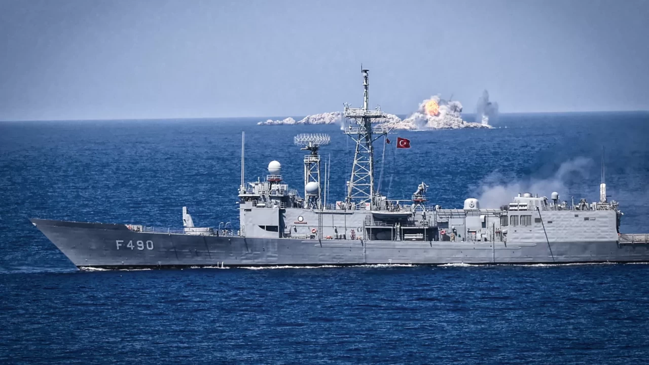 Mavi Vatan Tatbikatı'nda gövde gösterisi: TB-3 SİHA’lar TCG Anadolu’dan havalanıp hedefi vurdu!