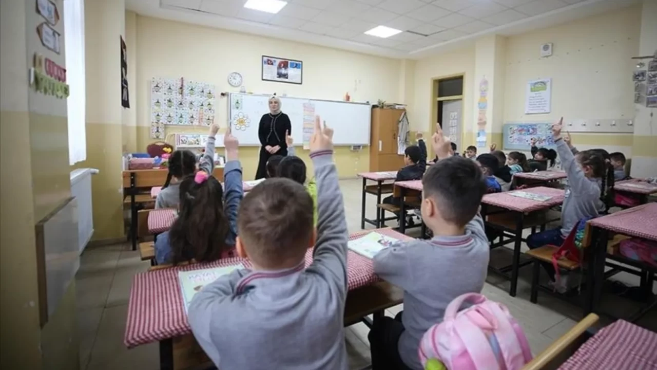 İSTANBUL VALİLİĞİ TATİL DUYURUSU YAPTI MI? 15 Nisan Çarşamba yarın okullar tatil mi? Eğitim-Bir-Sen iş bırakma eylemi sonrası MEB son dakika açıklaması!