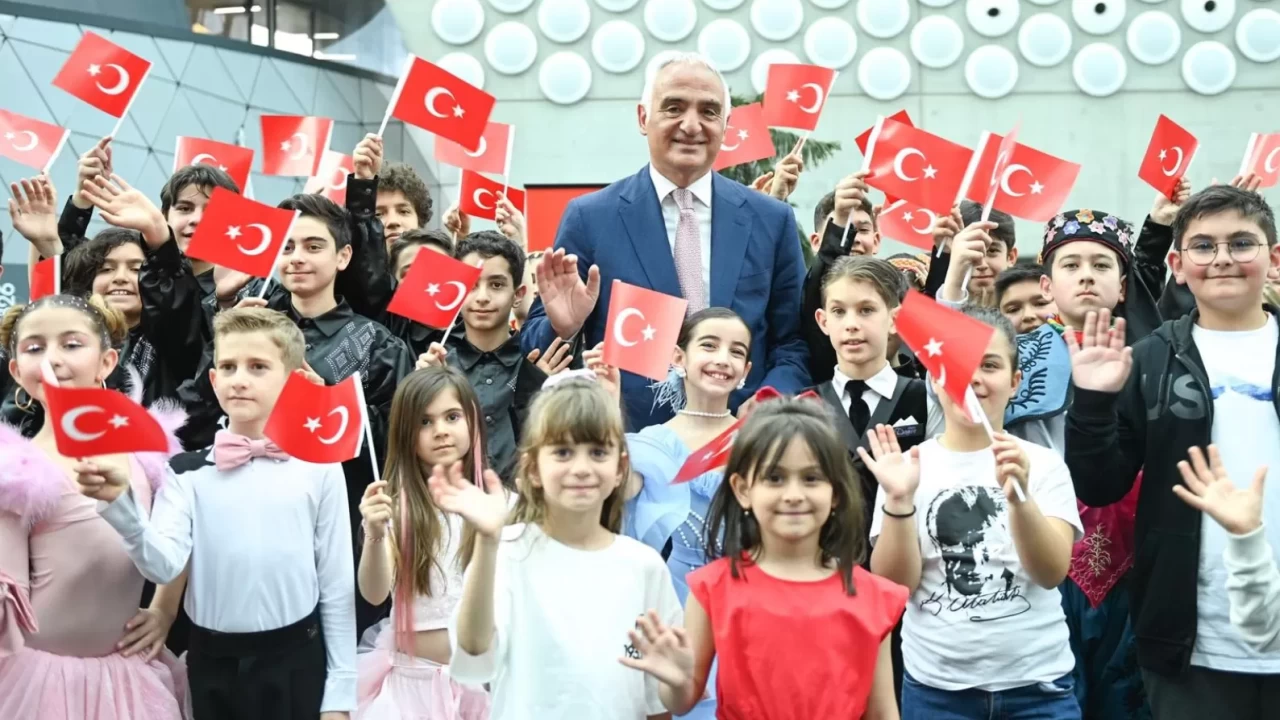 Bakan Ersoy'dan çocuklara 23 Nisan müjdesi: Sinema biletleri 120 TL