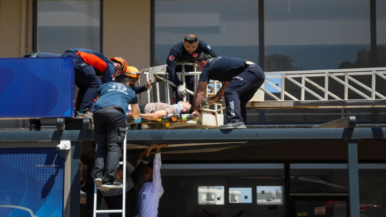 Antalya'da feci kaza: 4. kattan tentenin üzerine düşerek kurtuldu