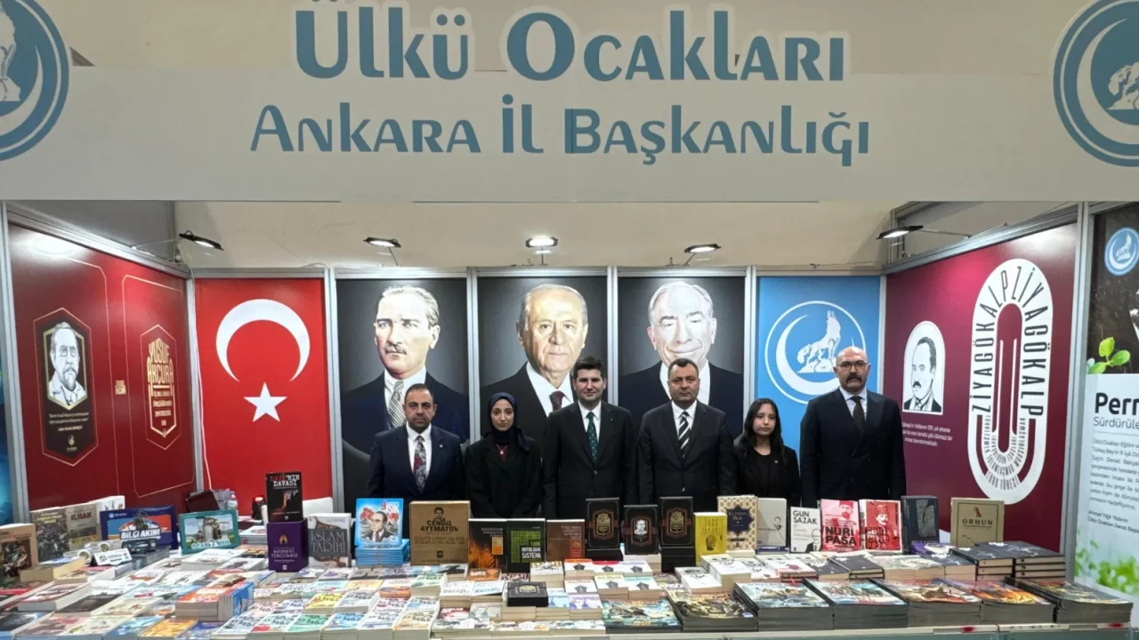 Ülkü Ocakları Genel Başkanı Ahmet Yiğit Yıldırım, Ankara İl Başkanlığı standını ziyaret etti