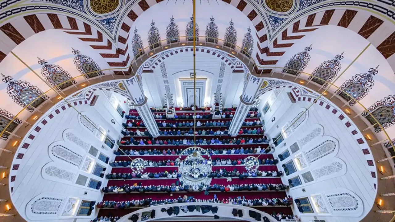 Diyanet'ten anlamlı hutbe: Birbirimize Kenetlenelim! 17 Nisan Cuma hutbesi tam metni ve detaylar...