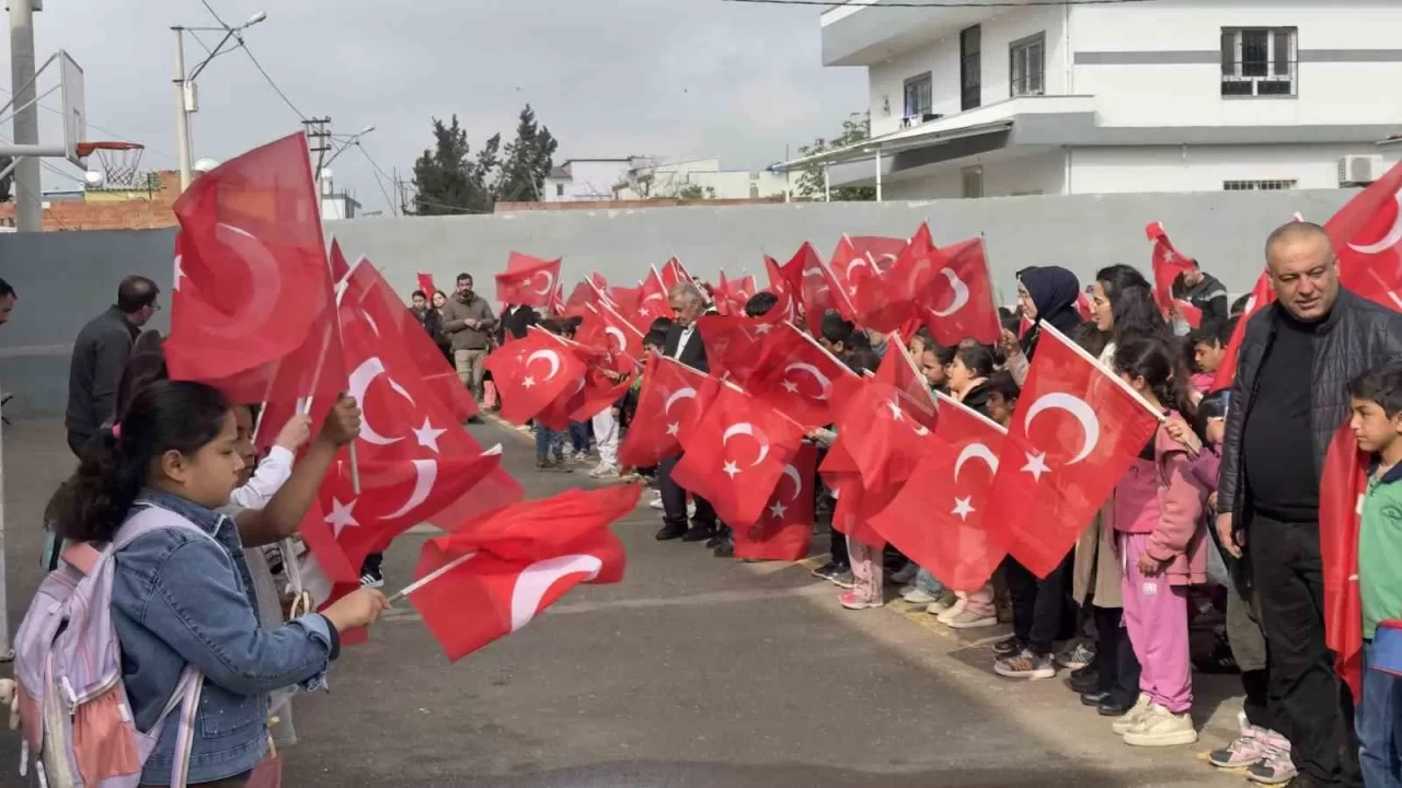 Şanlıurfa'da sevgi koridoru: Okula bayrak ve çiçeklerle gittiler