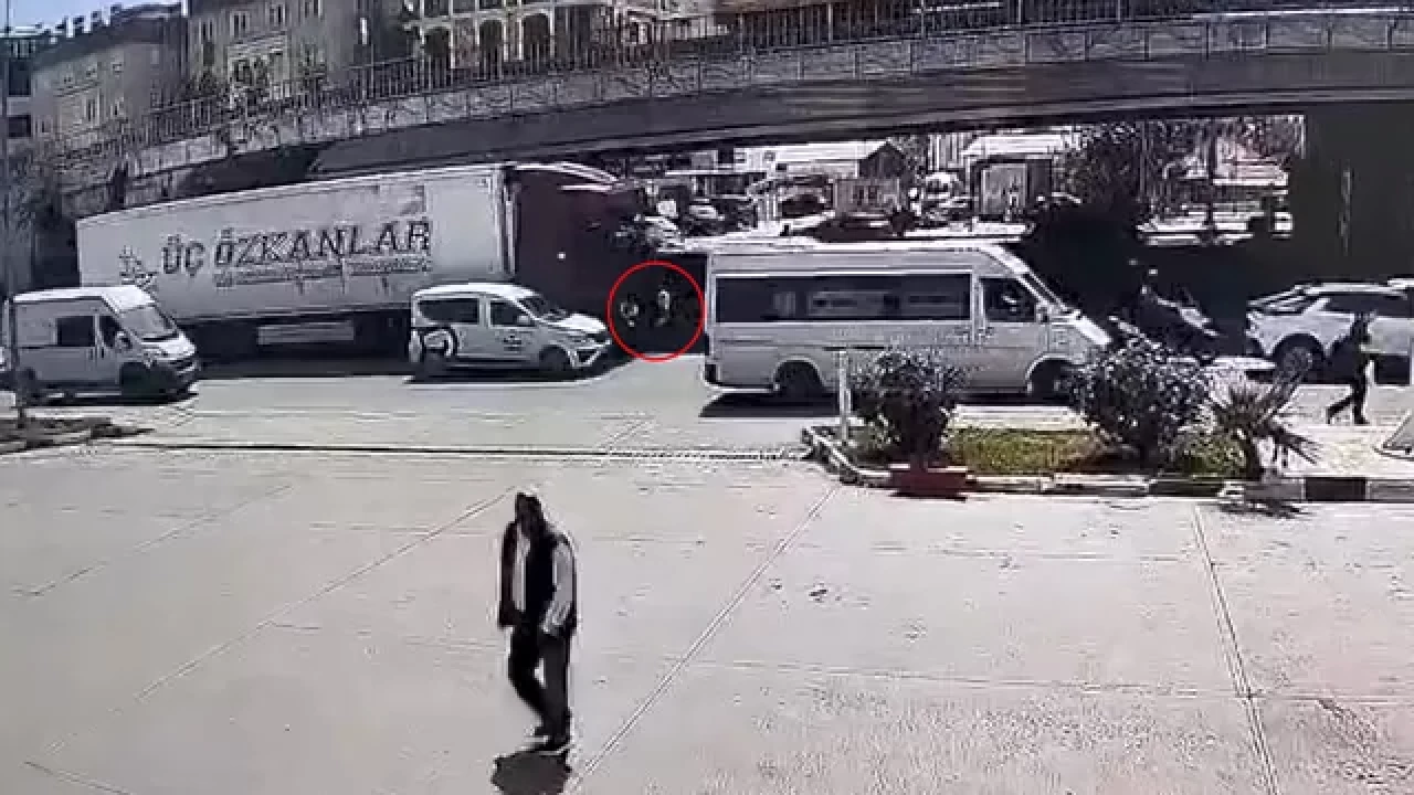 Antalya'da korkunç kaza: Mendil satan kadın tırın altında kaldı!