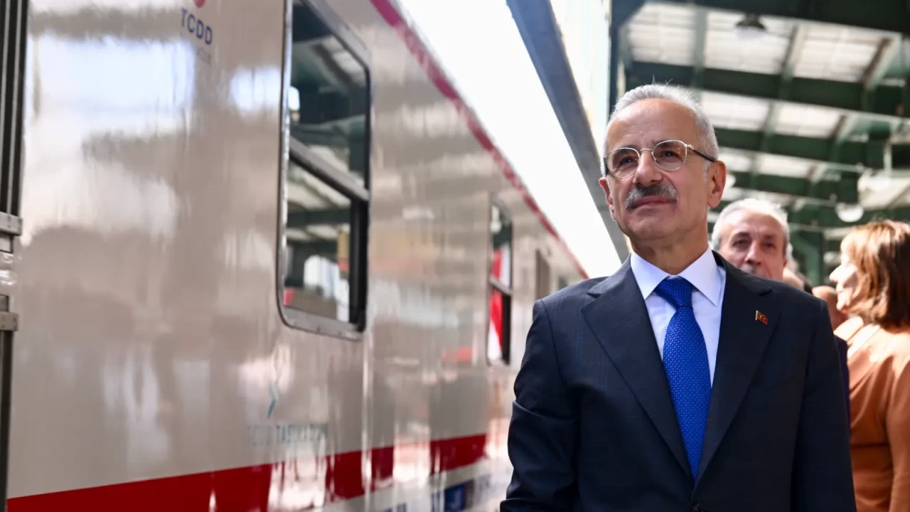Tiyatro Treni Ne Zaman Kalkıyor? 2026 Tiyatro Treni Güzergahı ve Durakları: Bakan Uraloğlu'ndan Açıklama