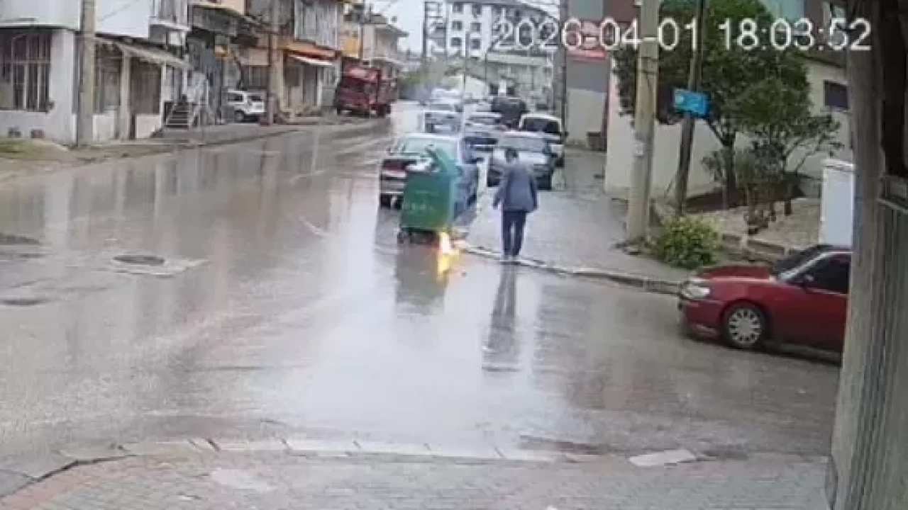 Çöpe atacaktı, canını zor kurtardı: Cep telefonu bataryası alev aldı