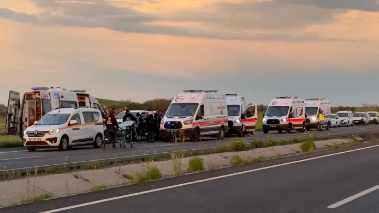 Diyarbakır’da feci kaza! Otomobil takla attı, 10 kişi yaralandı
