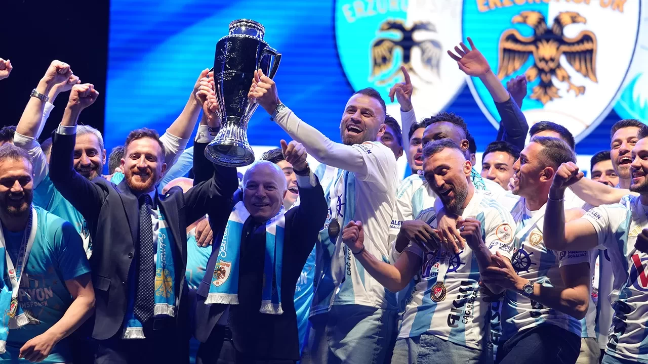 Şampiyon Erzurumspor, kupasına kavuştu