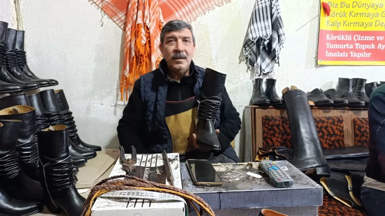 Turgutlu'da 45 yıllık Suat usta 100 yıllık kalıplarla geleneksel efe çizmeleri üretiyor!