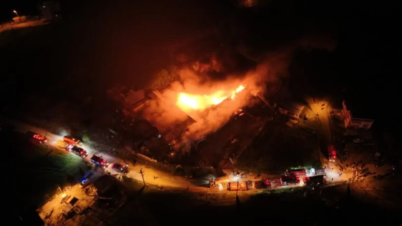 Samsun'da korkutan depo yangını: Söndürme çalışmalarına TOMA'lar da destek veriyor