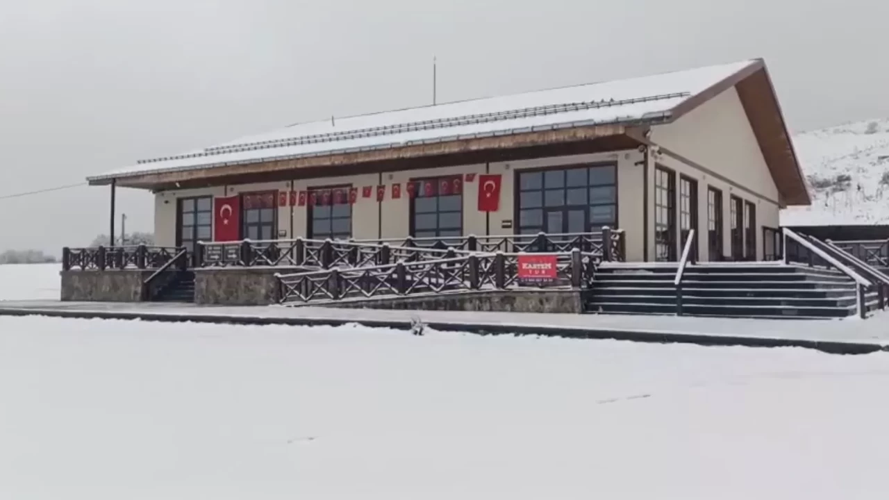 Keltepe Kayak Merkezi'nde nisan sürprizi: Beyaz örtü tekrar gözüktü