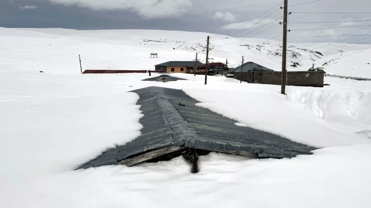 Ardahan’da nisan ortasında kış esareti: 2 bin 580 rakımlı Bülbülan Yaylası kara gömüldü!
