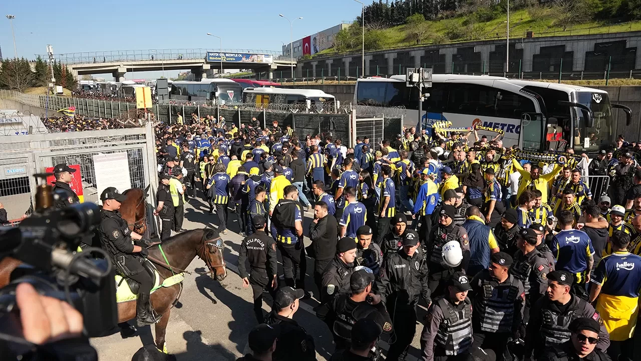 Fenerbahçe taraftarı derbi öncesi stada ulaştı!