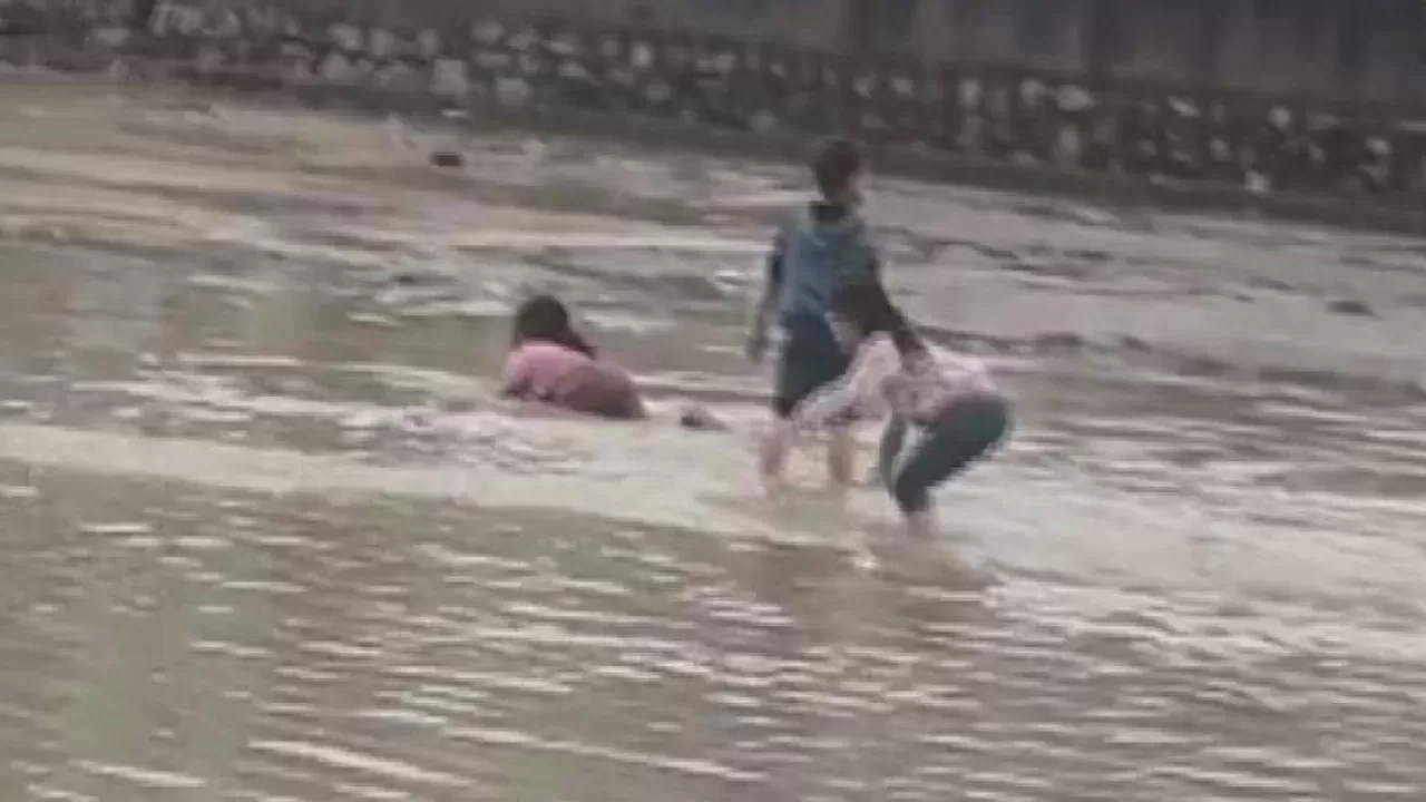 Şırnak'ta sel felaketi! Çocuklar tehlikeye rağmen suda oynadı