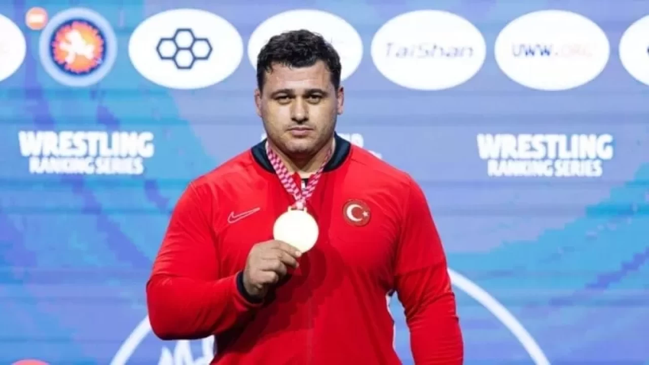 Altın harflerle tarih yazmaya geliyor! Rıza Kayaalp, Ermeni rakibini 78 saniyede tuş etti