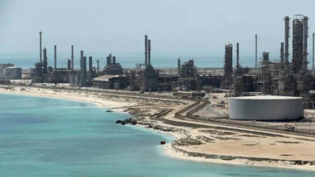 Enerji hattında ağır darbe: Suudi Arabistan’da günlük 700 bin varil petrol akışı kaybı yaşandı