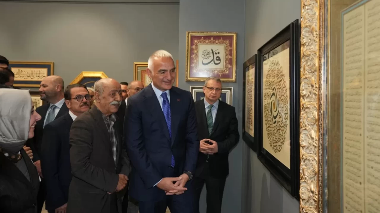 Bakan Ersoy, 'Fuadname Hat ve Ebru Sergisi'ni açtı