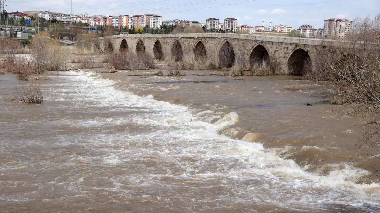 Kızılırmak coştu! 10 yılın mart rekoru kırıldı