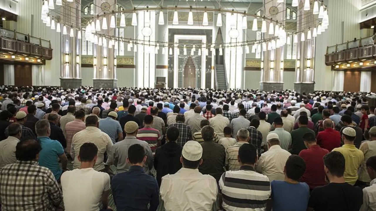 BUGÜN CUMA NAMAZI SAAT KAÇTA? 17 Nisan 2026 İstanbul, Ankara, İzmir ve il il Cuma Namazı vakitleri! Cuma Namazı kaç rekat, nasıl kılınır? Diyanet'ten kritik hutbe mesajı!