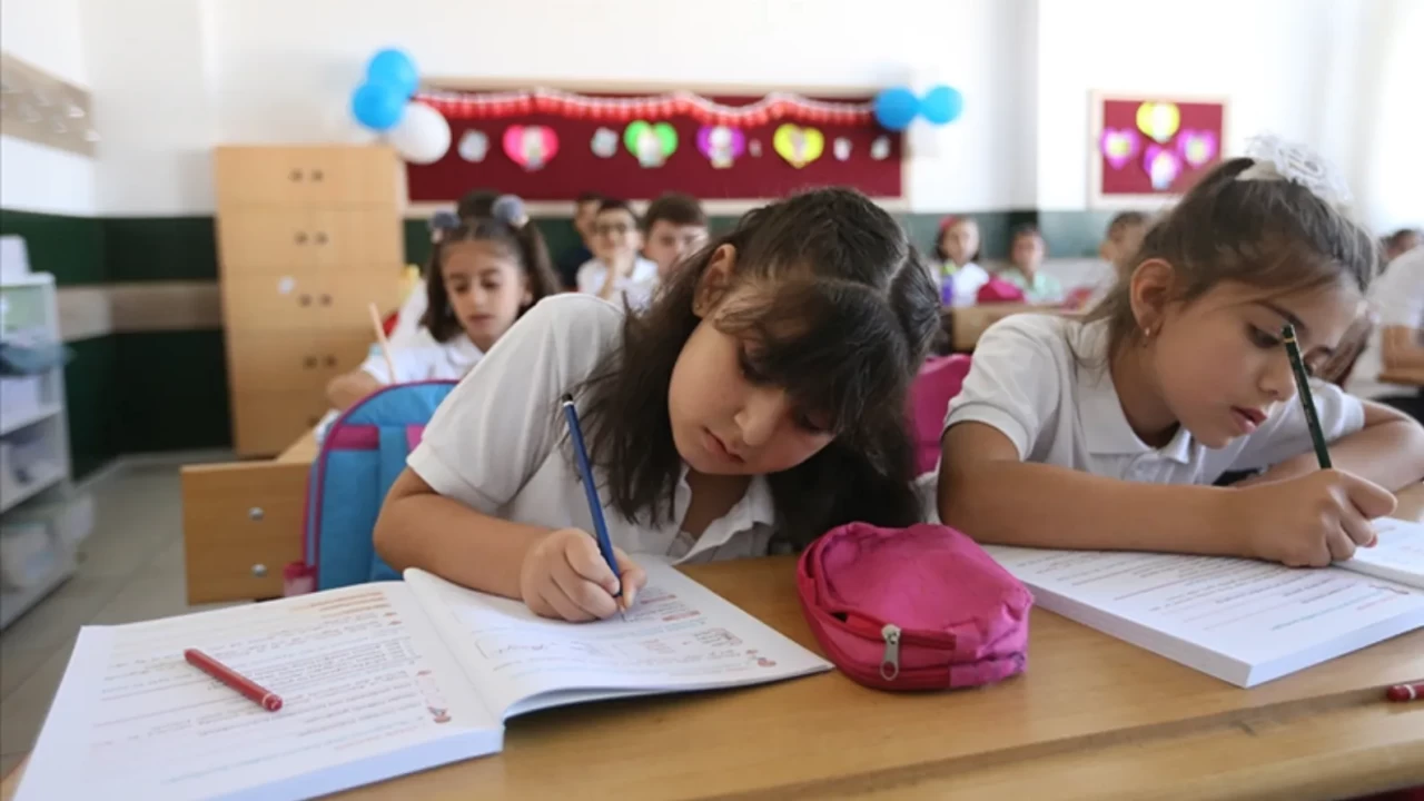 BUGÜN OKULLAR TATİL Mİ? 17 Nisan Cuma okul var mı? Kahramanmaraş, Şanlıurfa, İstanbul ve Ankara’da son durum: Valiliklerden kritik açıklama