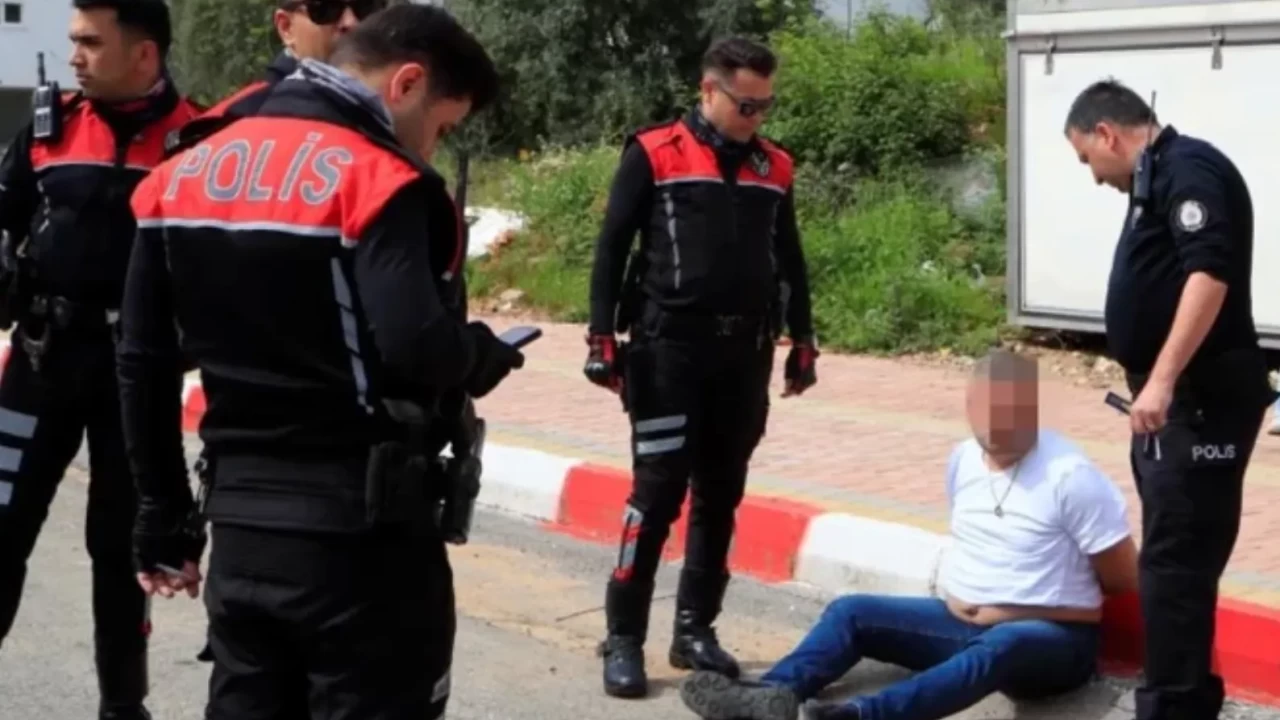 Antalya’da nefes kesen kovalamaca: Polisten kaçamadı, poşetinden 'servet' çıktı!