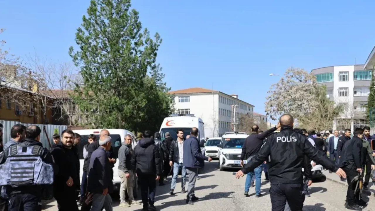 Siverek Son Dakika: Lisede Silahlı Saldırı! 7 Yaralı, Rehine İddiası
