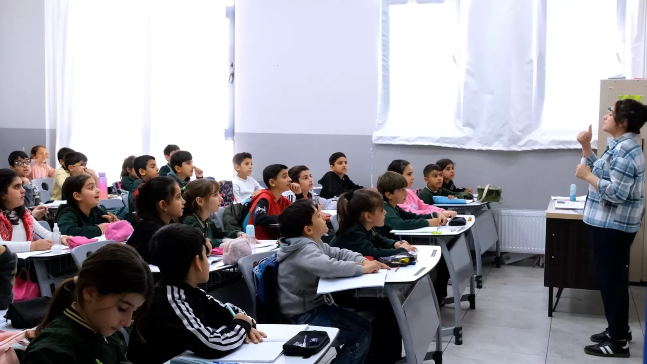 Bakan Kurum'dan Diyarbakır paylaşımı: Yepyeni bir okulda, bayram gibi bayram yaşanıyor