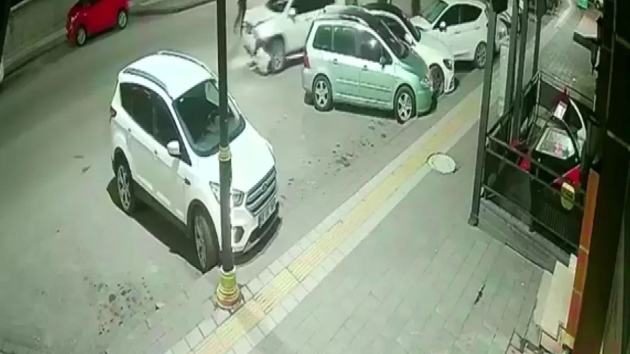 Polis 'dur' ihtarına uymadı, 4 araca çarptı! Sürüc…