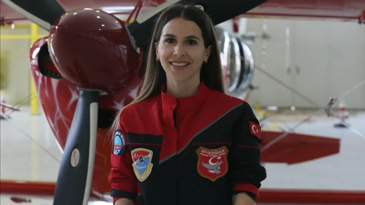Gurur verici tablo: Türkiye’nin İlk kadın akrobasi pilotu 'Dünya Pilotlar Günü' için havalandı
